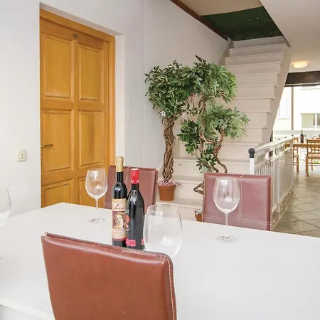 2 Bedroom Beautiful In Okrug Gornji
