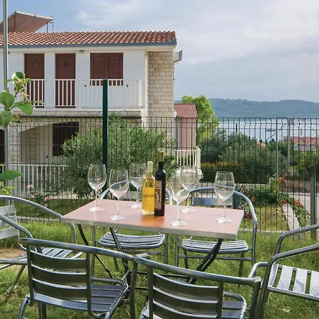 2 Bedroom Beautiful Apartment In Okrug Gornji Appartamento