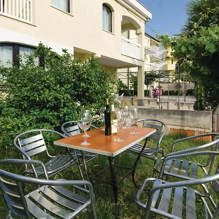 2 Bedroom Beautiful Apartment In Okrug Gornji * Traù